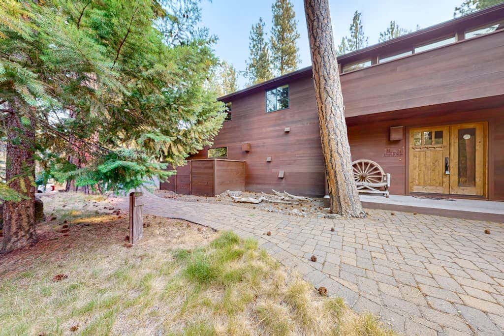 Spacious dog-friendly home with private hot tub, deck, basketball court & WIFI