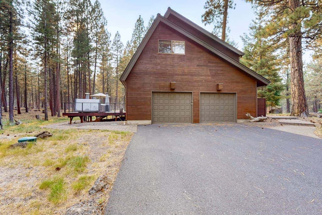 Spacious dog-friendly home with private hot tub, deck, basketball court & WIFI