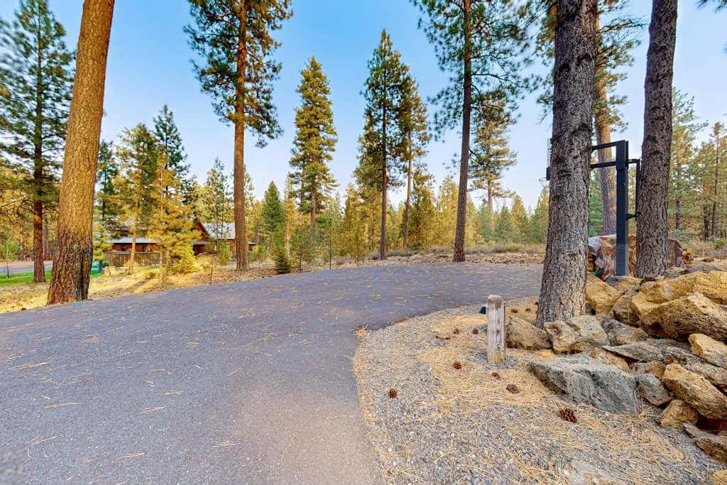 Spacious dog-friendly home with private hot tub, deck, basketball court & WIFI