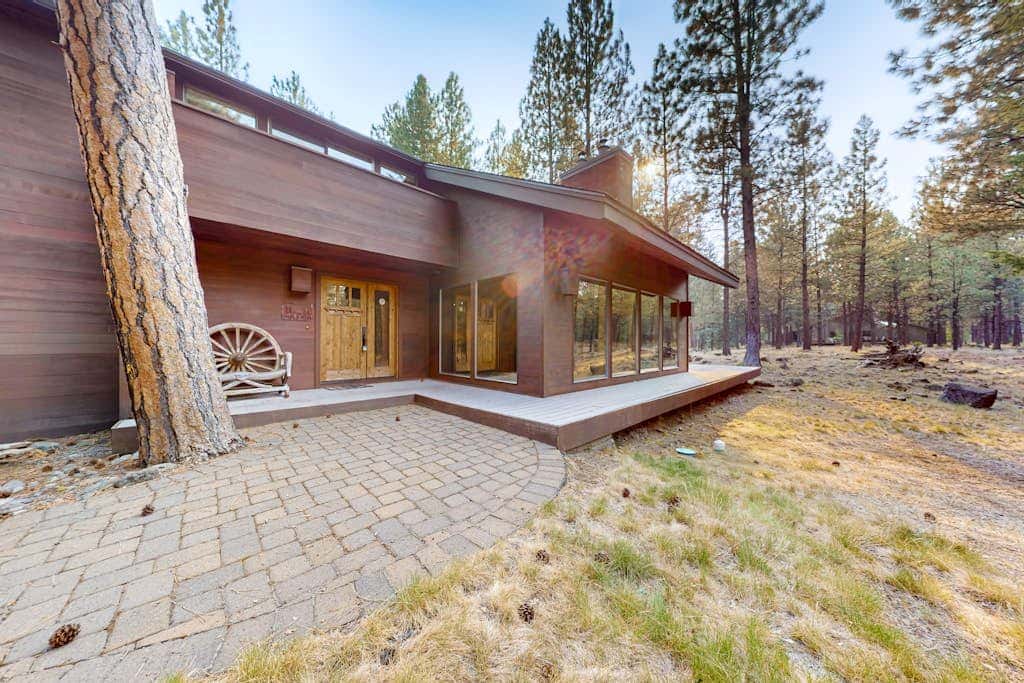 Spacious dog-friendly home with private hot tub, deck, basketball court & WIFI