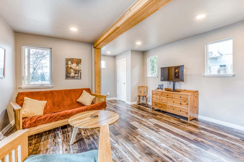 Beautiful storage container home w/ Columbia Gorge views & prime location