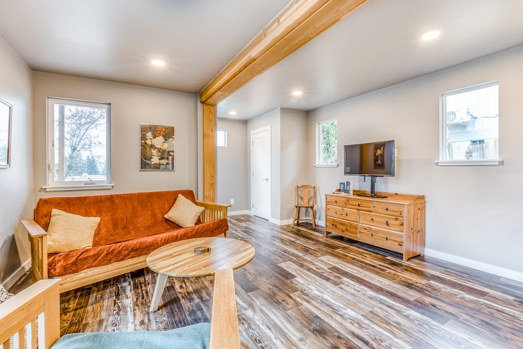 Beautiful storage container home w/ Columbia Gorge views & prime location