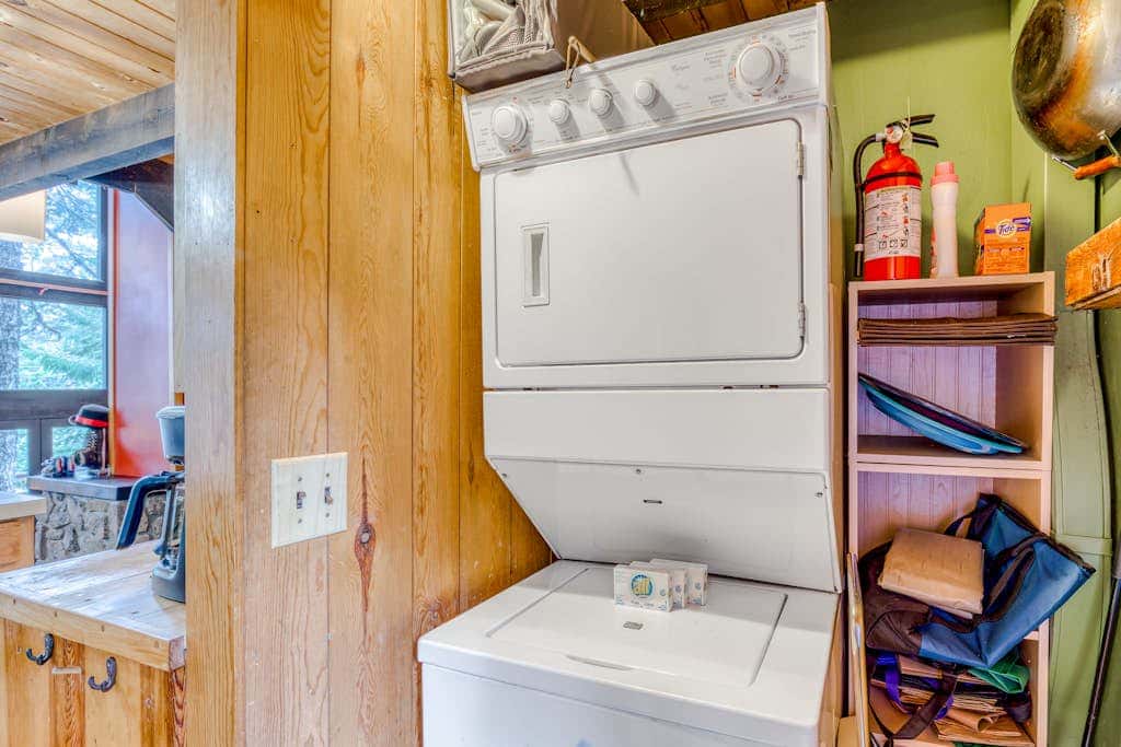 Serene Wooded Retreat with Free WiFi, Large Deck & Spacious Loft - Skiing Nearby