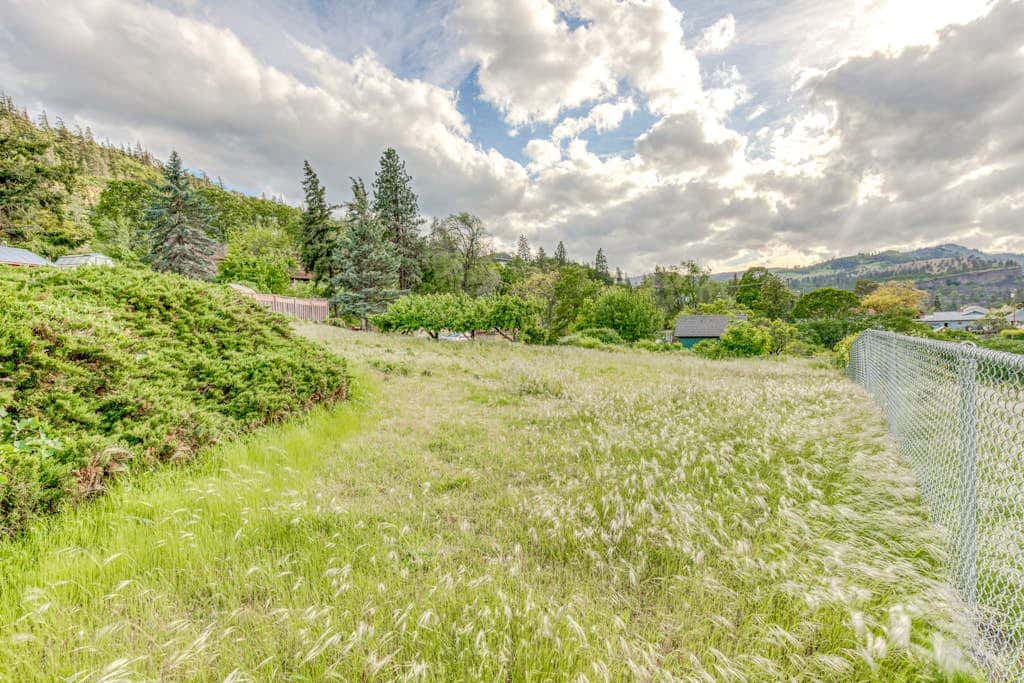 Closest home to Mosier Falls with mountain & river views, hot tub, & game room
