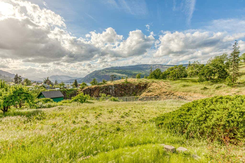 Closest home to Mosier Falls with mountain & river views, hot tub, & game room