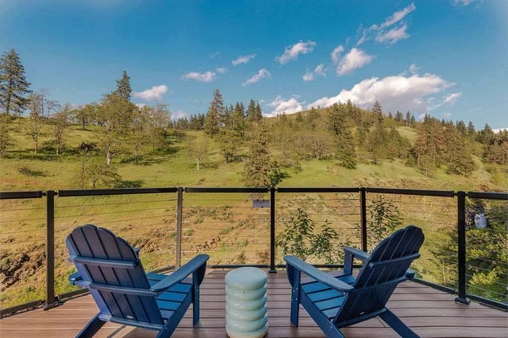 Closest home to Mosier Falls with mountain & river views, hot tub, & game room