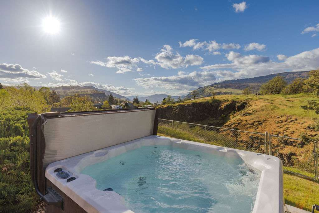 Closest home to Mosier Falls with mountain & river views, hot tub, & game room