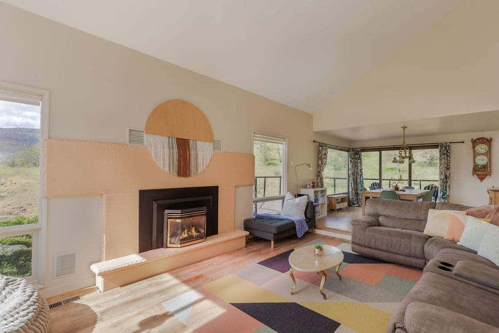 Closest home to Mosier Falls with mountain & river views, hot tub, & game room