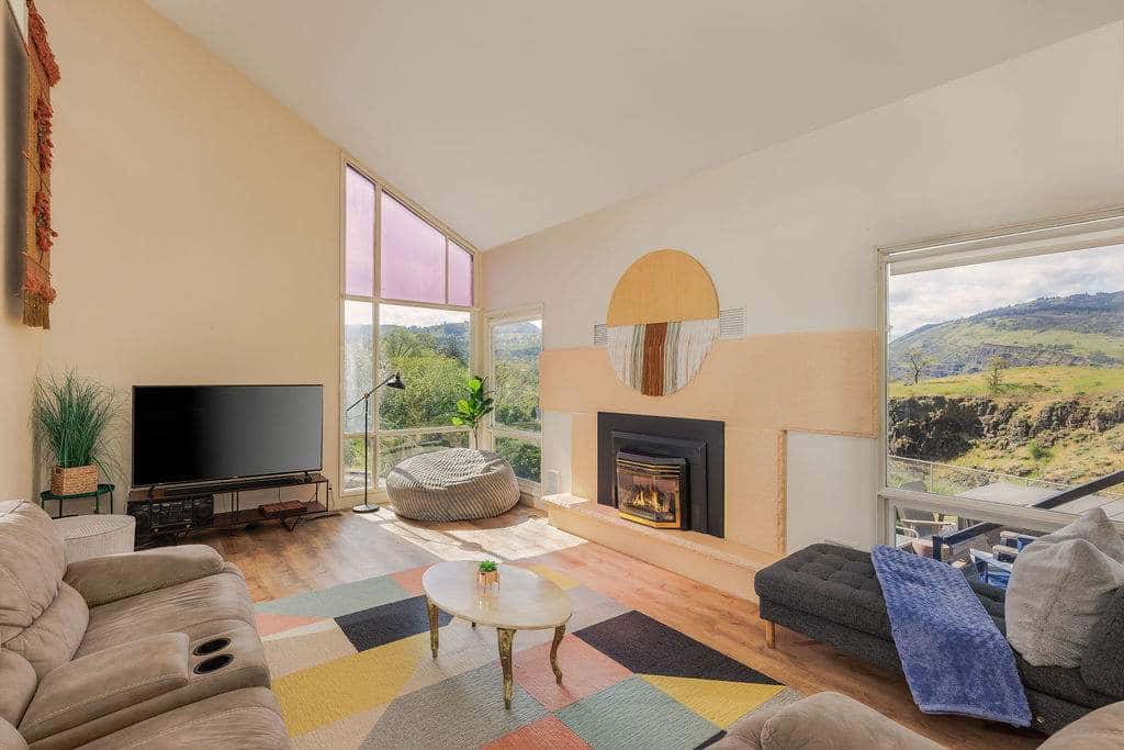 Closest home to Mosier Falls with mountain & river views, hot tub, & game room