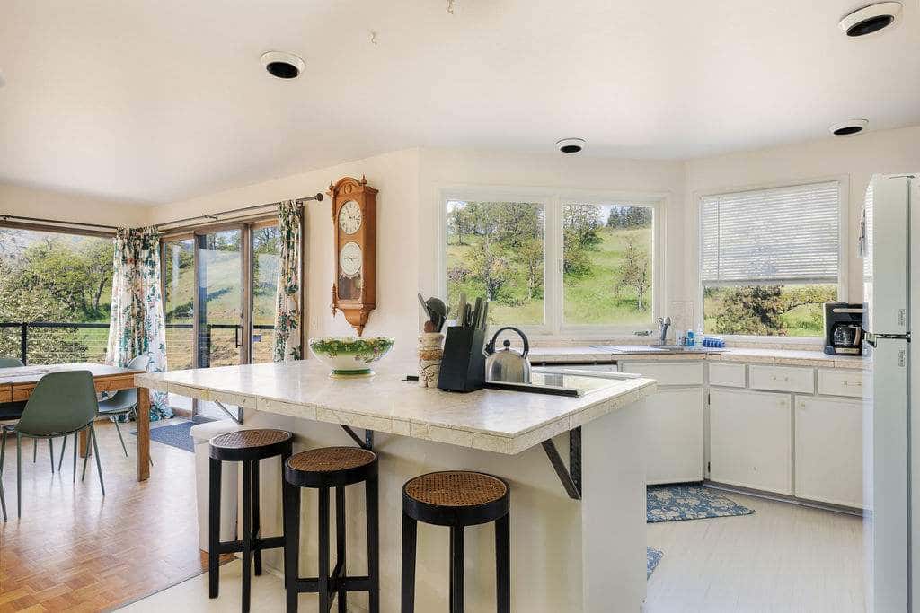 Closest home to Mosier Falls with mountain & river views, hot tub, & game room