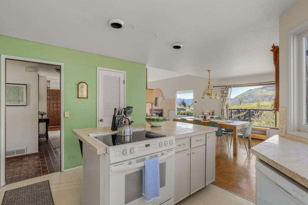 Closest home to Mosier Falls with mountain & river views, hot tub, & game room