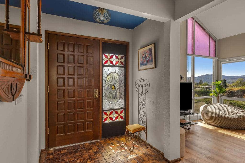 Closest home to Mosier Falls with mountain & river views, hot tub, & game room