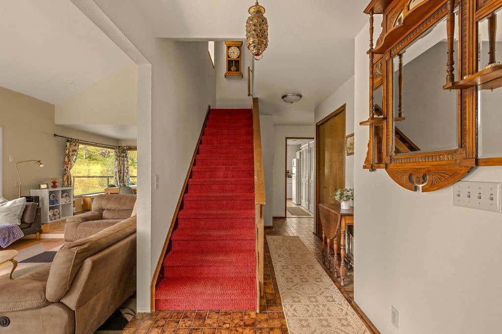 Closest home to Mosier Falls with mountain & river views, hot tub, & game room