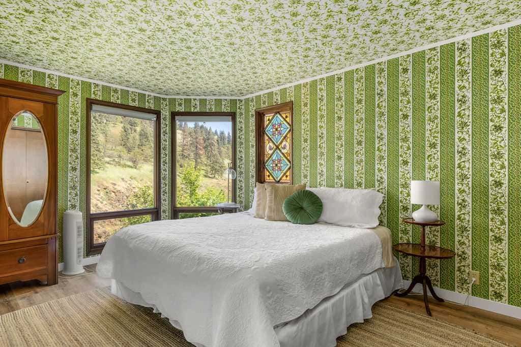 Closest home to Mosier Falls with mountain & river views, hot tub, & game room