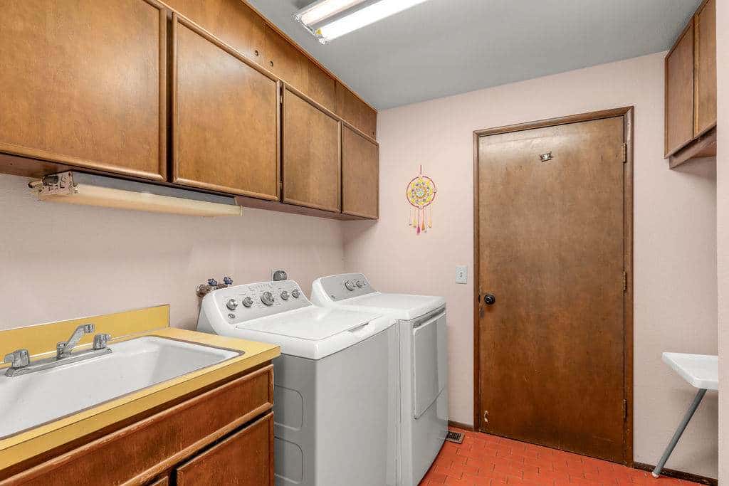 Closest home to Mosier Falls with mountain & river views, hot tub, & game room