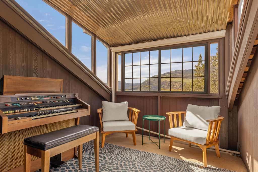 Closest home to Mosier Falls with mountain & river views, hot tub, & game room