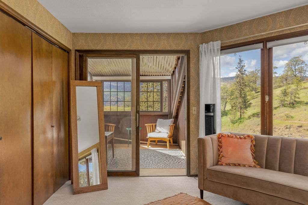 Closest home to Mosier Falls with mountain & river views, hot tub, & game room
