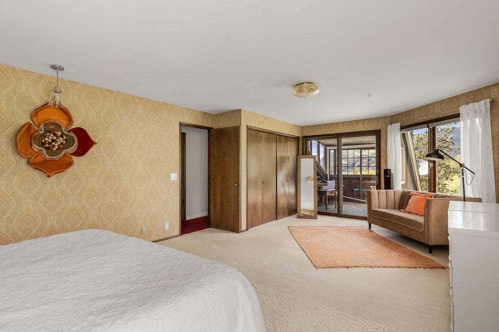 Closest home to Mosier Falls with mountain & river views, hot tub, & game room