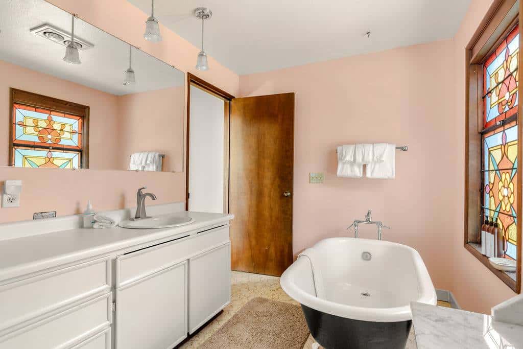 Closest home to Mosier Falls with mountain & river views, hot tub, & game room