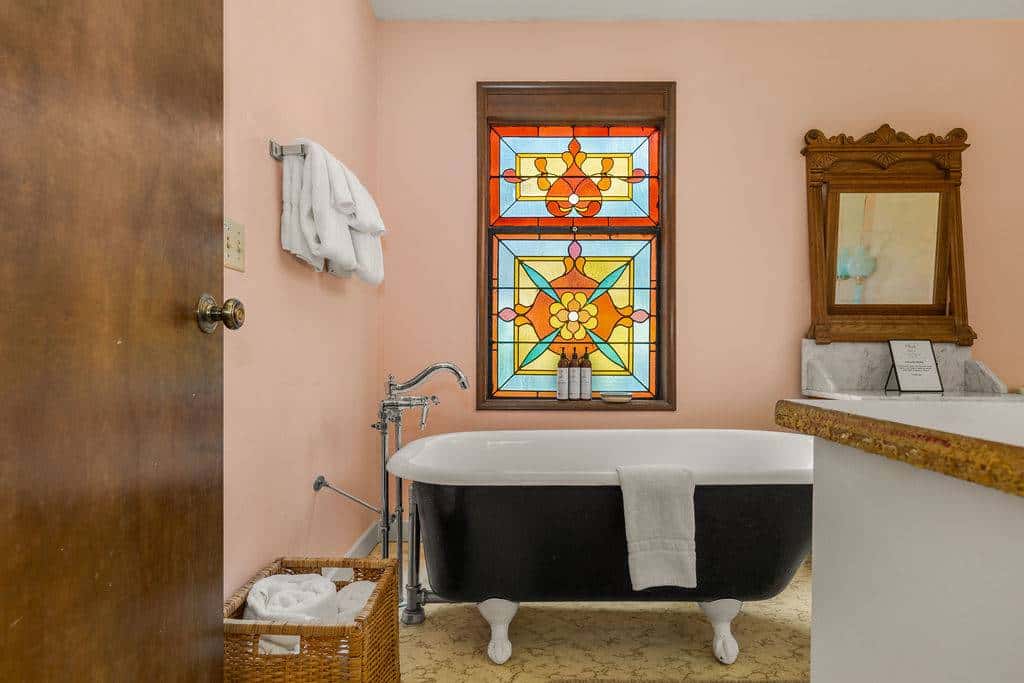 Closest home to Mosier Falls with mountain & river views, hot tub, & game room