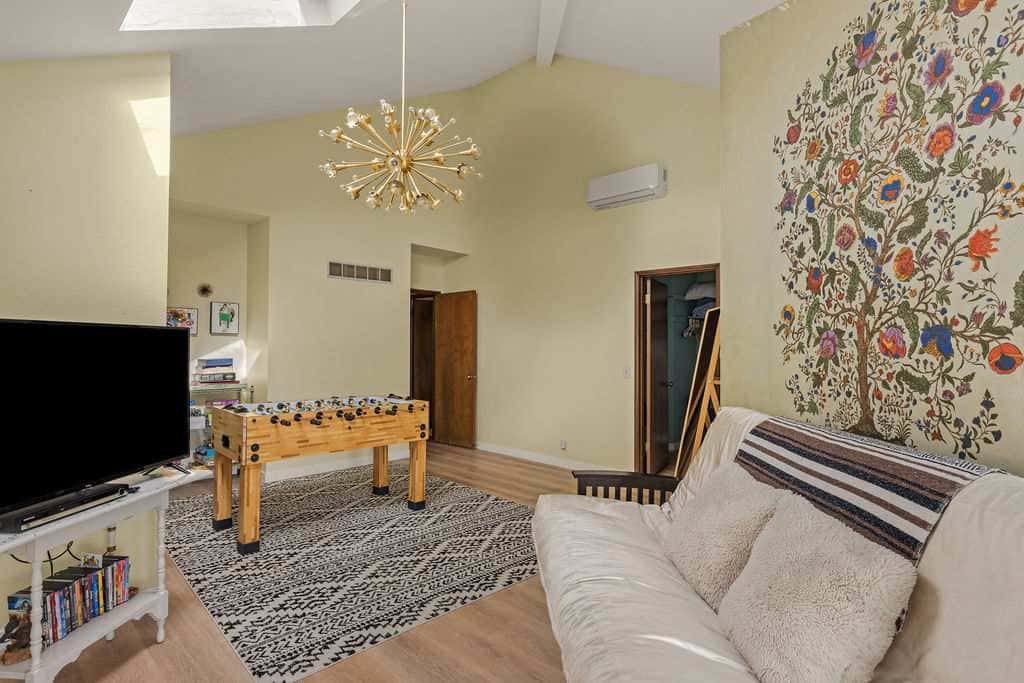 Closest home to Mosier Falls with mountain & river views, hot tub, & game room
