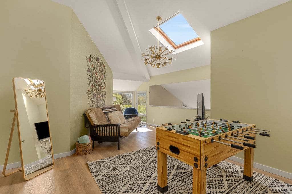 Closest home to Mosier Falls with mountain & river views, hot tub, & game room