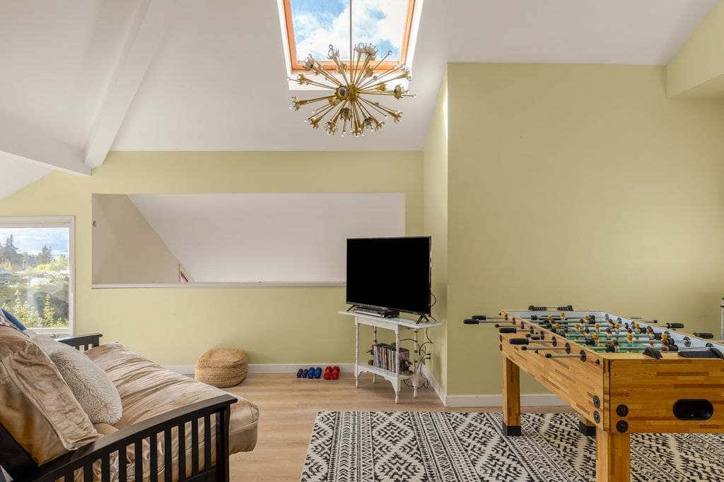 Closest home to Mosier Falls with mountain & river views, hot tub, & game room