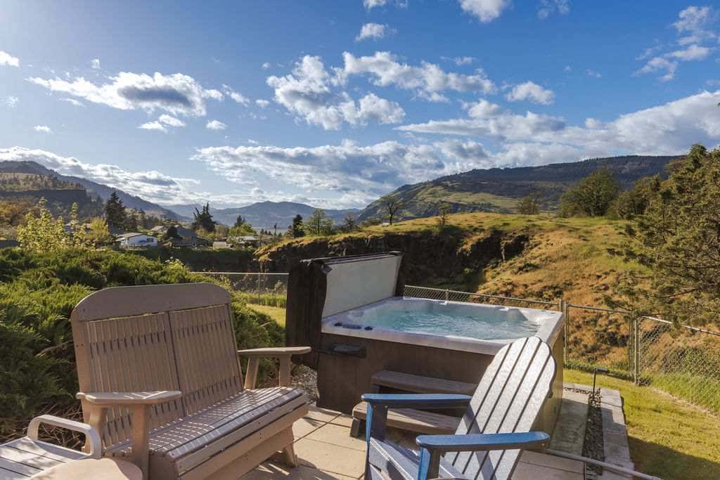 Closest home to Mosier Falls with mountain & river views, hot tub, & game room
