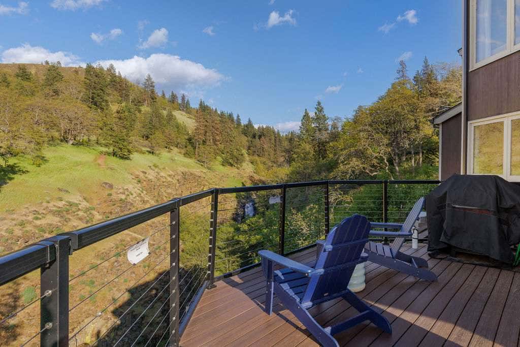 Closest home to Mosier Falls with mountain & river views, hot tub, & game room