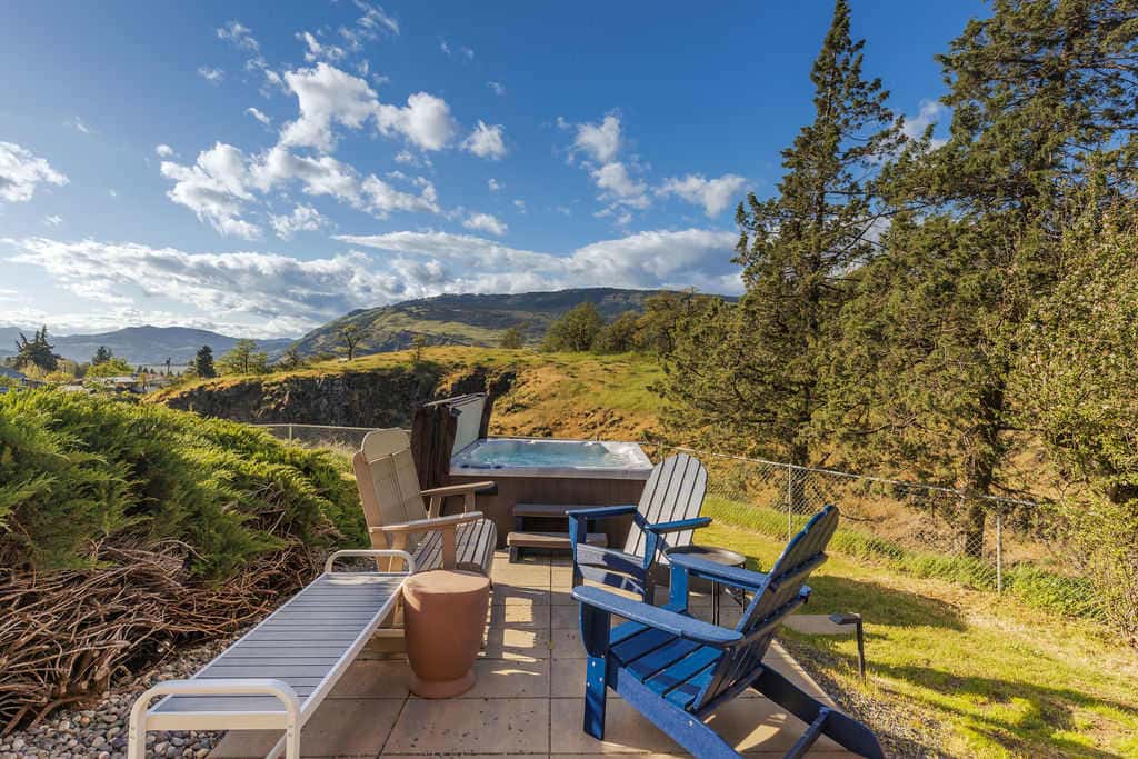 Closest home to Mosier Falls with mountain & river views, hot tub, & game room