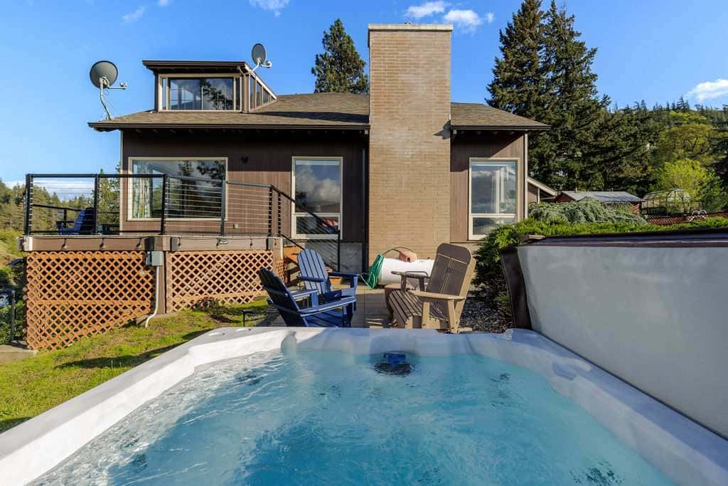 Closest home to Mosier Falls with mountain & river views, hot tub, & game room