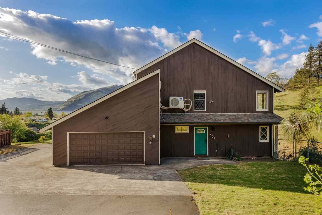 Closest home to Mosier Falls with mountain & river views, hot tub, & game room