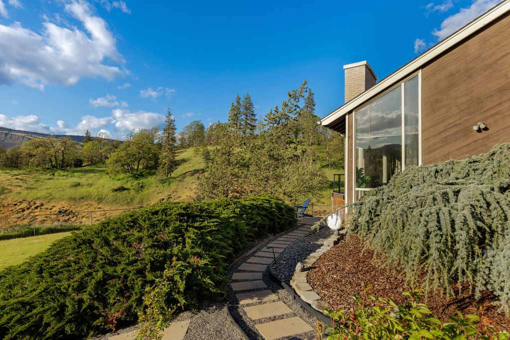 Closest home to Mosier Falls with mountain & river views, hot tub, & game room
