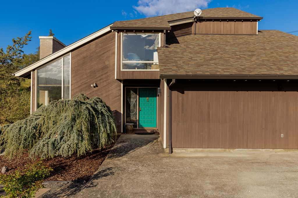 Closest home to Mosier Falls with mountain & river views, hot tub, & game room
