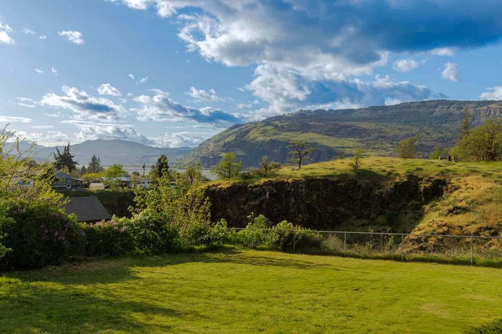Closest home to Mosier Falls with mountain & river views, hot tub, & game room