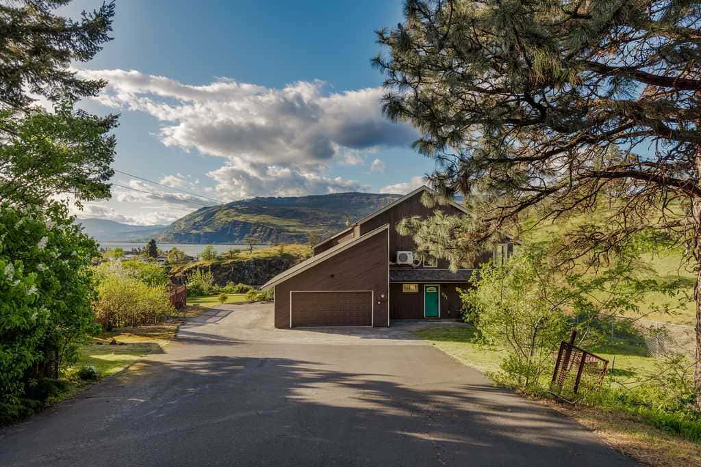 Closest home to Mosier Falls with mountain & river views, hot tub, & game room