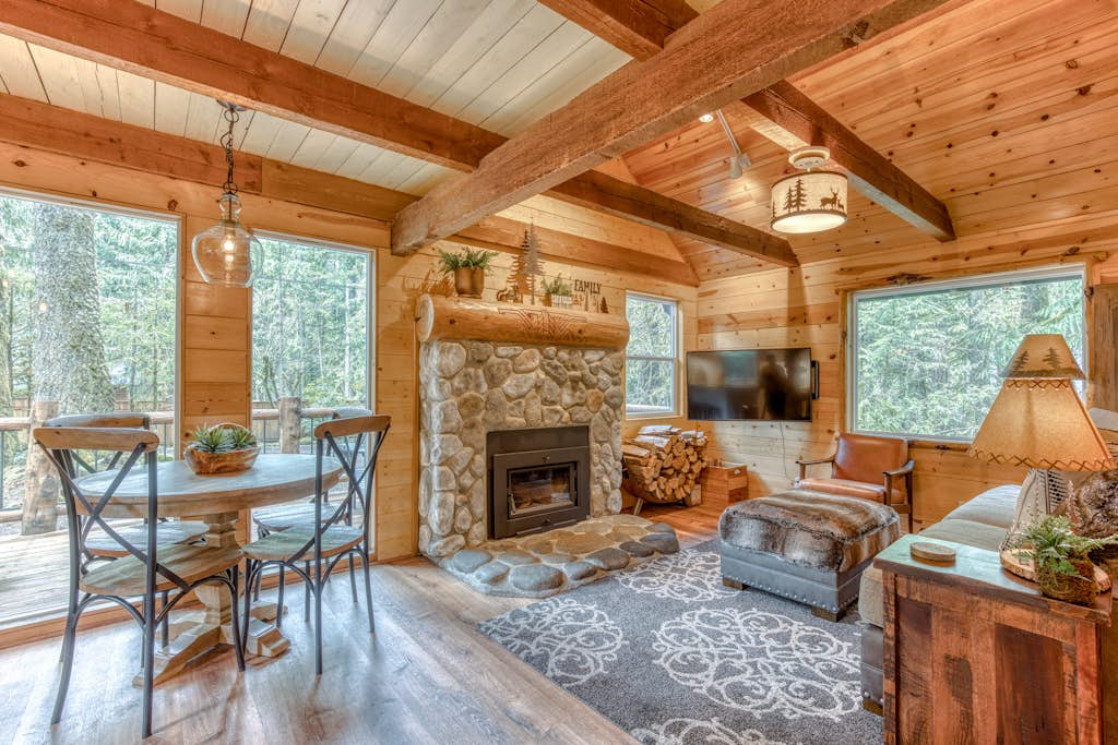 2-story mountain cabin with loft and fireplace, deck, streaming, washer&dryer