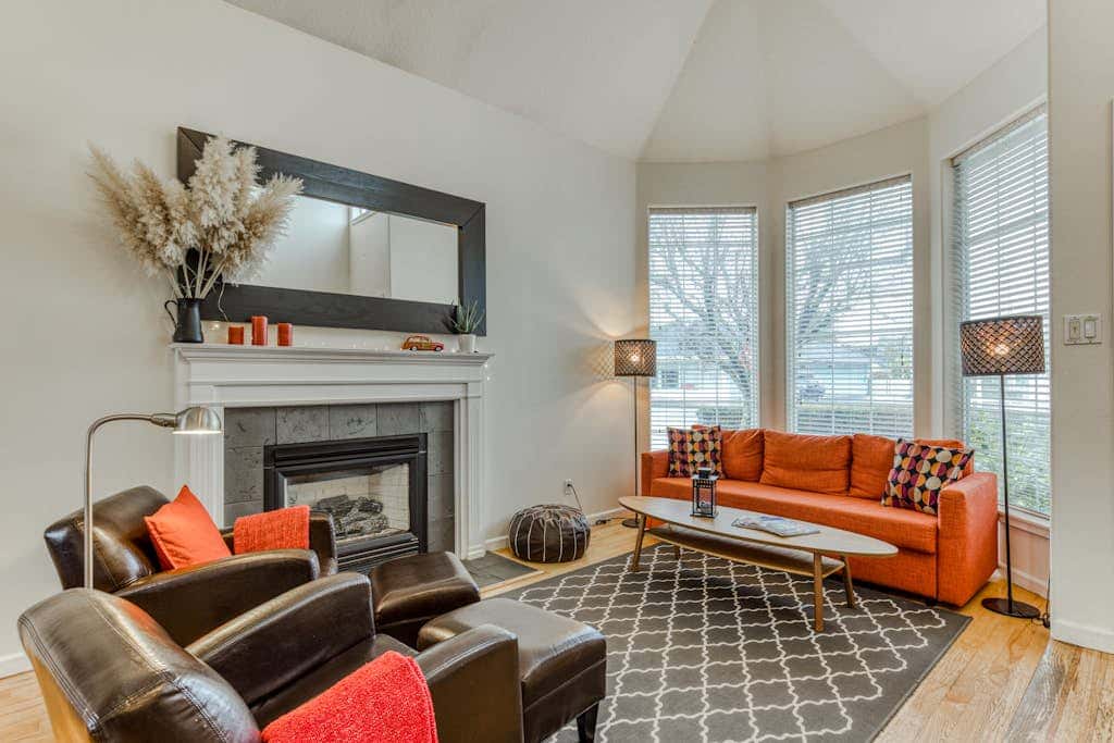 Modern home 3 blocks from beach with private hot tub & cozy fireplace