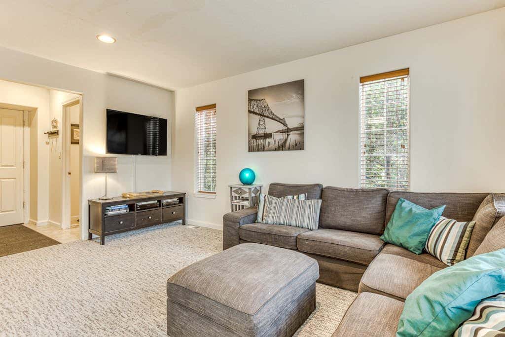 Modern home 3 blocks from beach with private hot tub & cozy fireplace