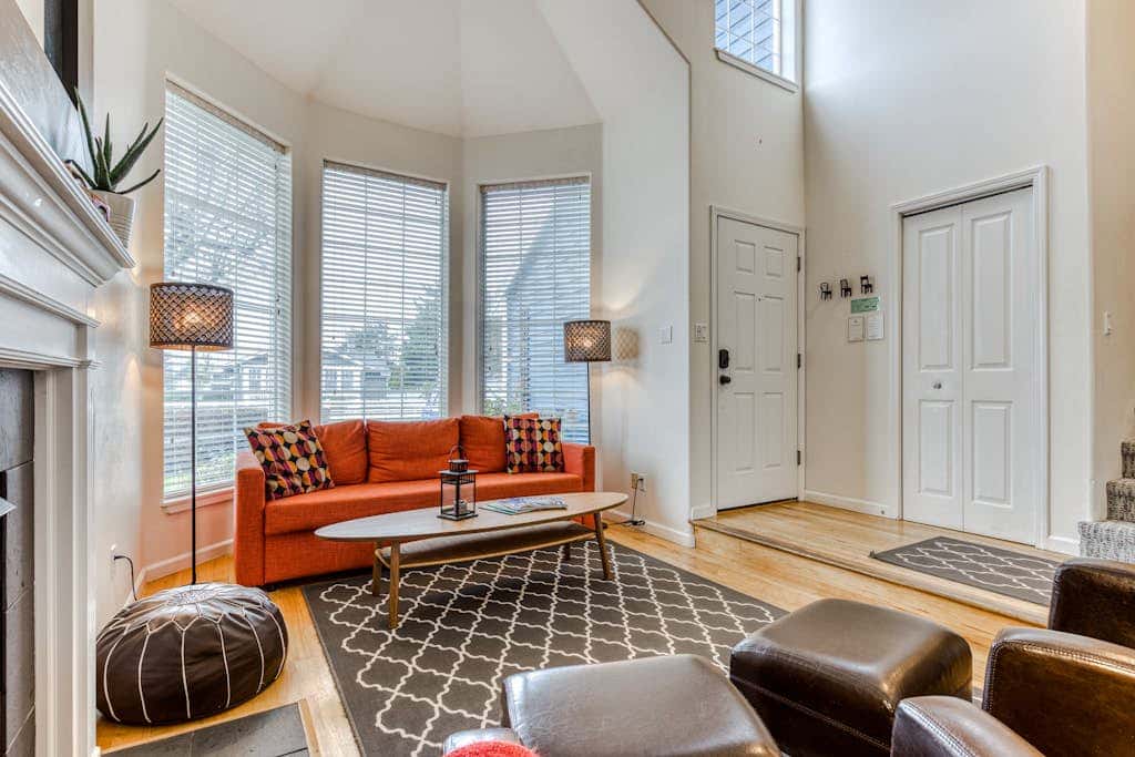 Modern home 3 blocks from beach with private hot tub & cozy fireplace