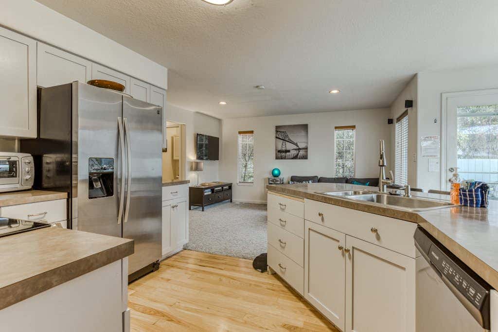 Modern home 3 blocks from beach with private hot tub & cozy fireplace