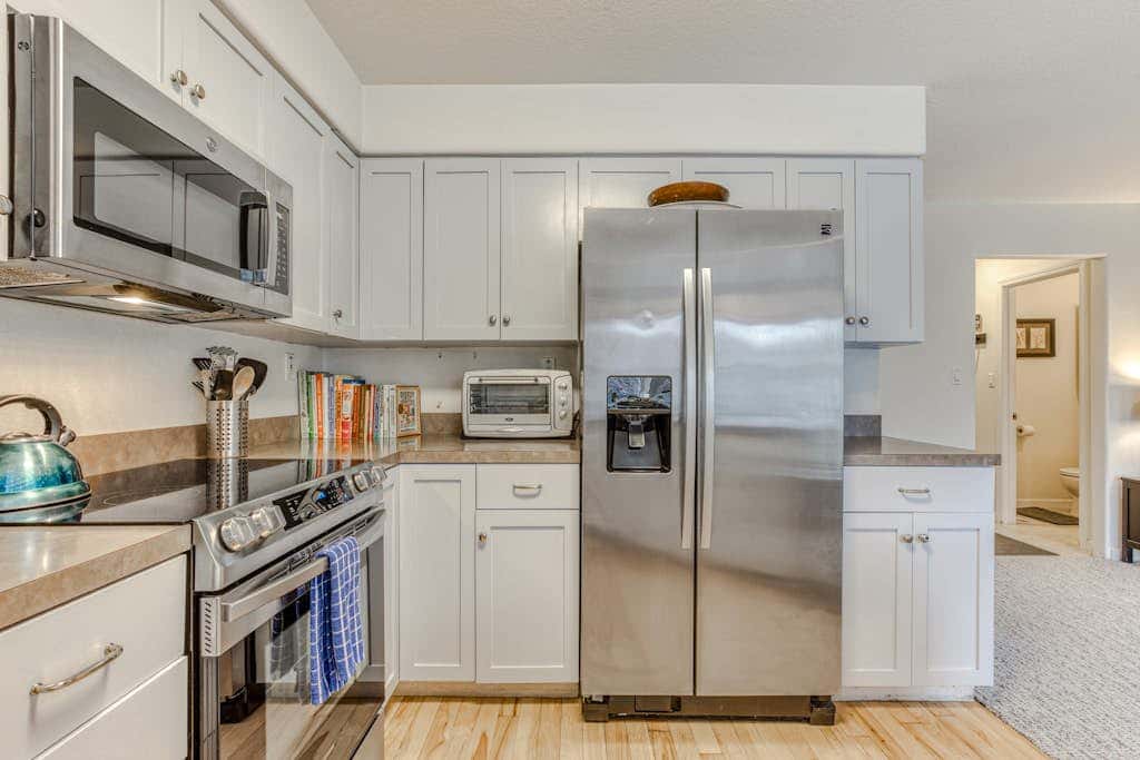 Modern home 3 blocks from beach with private hot tub & cozy fireplace