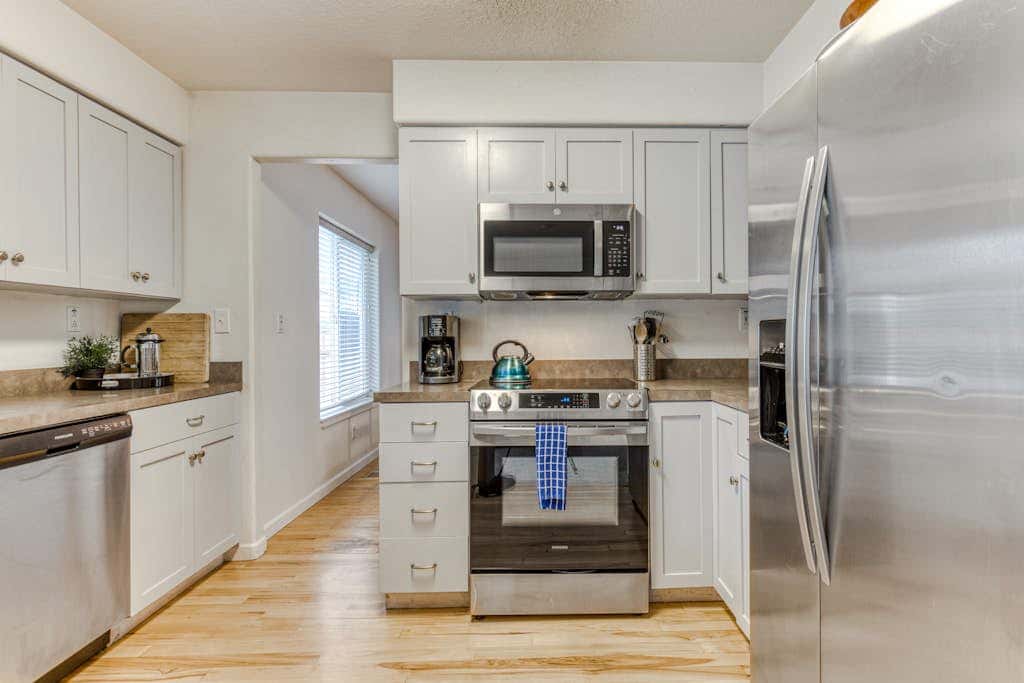 Modern home 3 blocks from beach with private hot tub & cozy fireplace