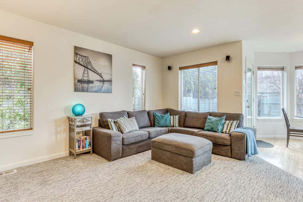 Modern home 3 blocks from beach with private hot tub & cozy fireplace