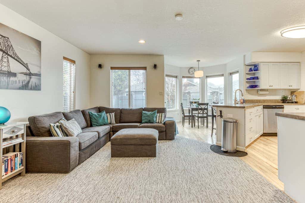 Modern home 3 blocks from beach with private hot tub & cozy fireplace