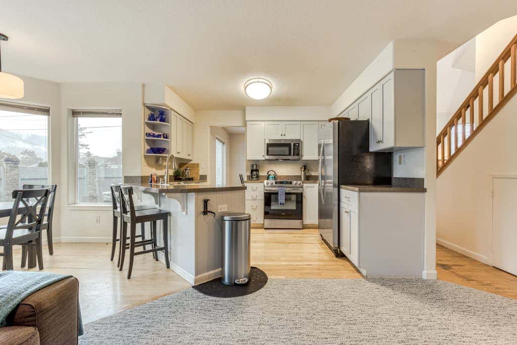 Modern home 3 blocks from beach with private hot tub & cozy fireplace