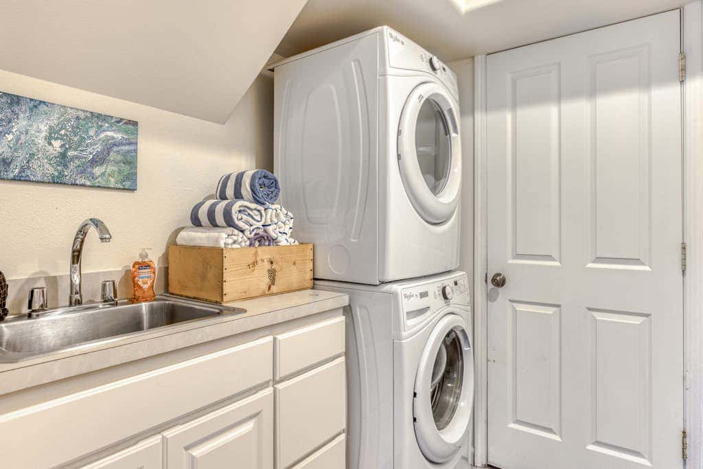 Modern home 3 blocks from beach with private hot tub & cozy fireplace
