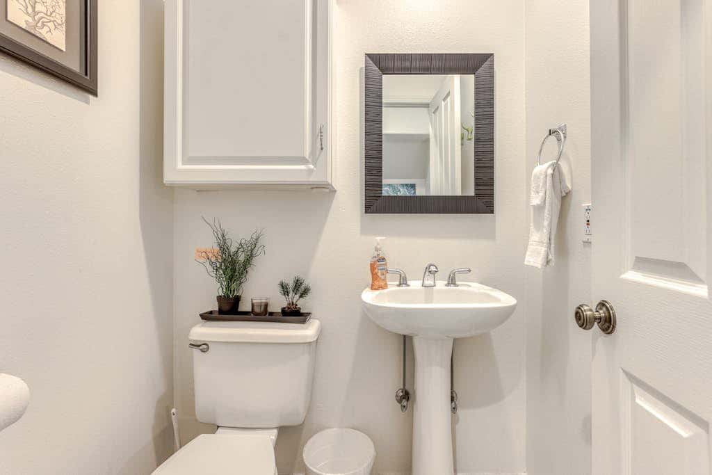 Modern home 3 blocks from beach with private hot tub & cozy fireplace