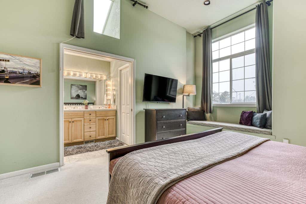 Modern home 3 blocks from beach with private hot tub & cozy fireplace