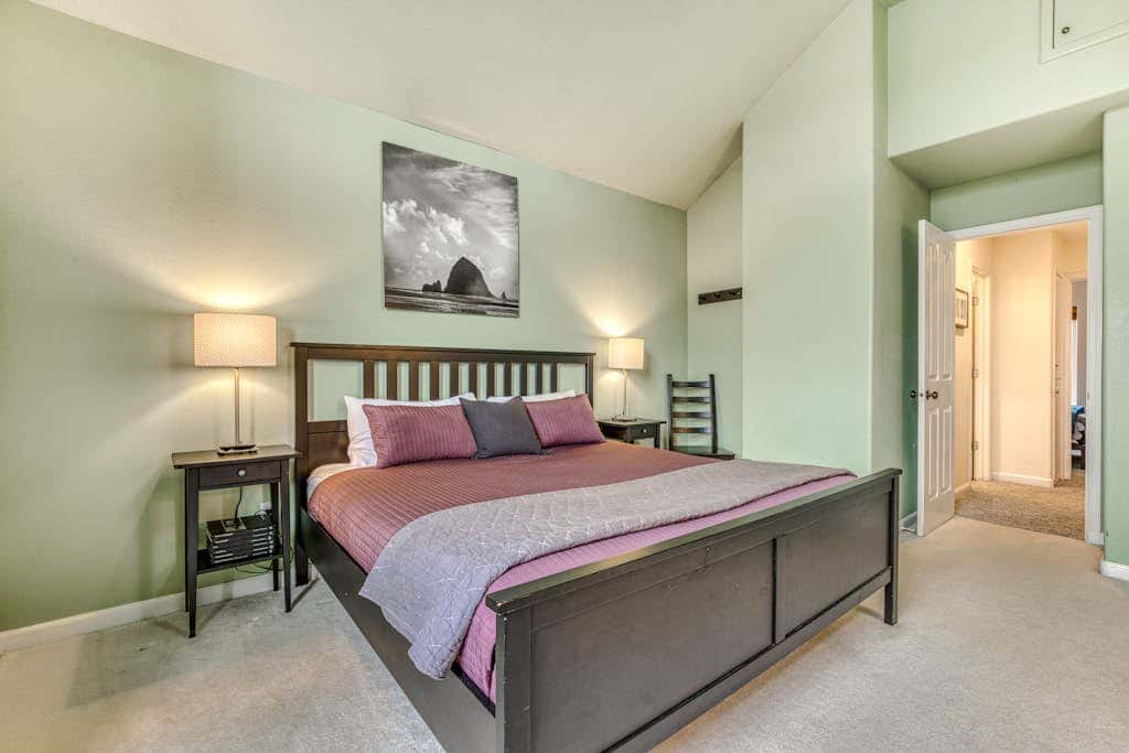 Modern home 3 blocks from beach with private hot tub & cozy fireplace